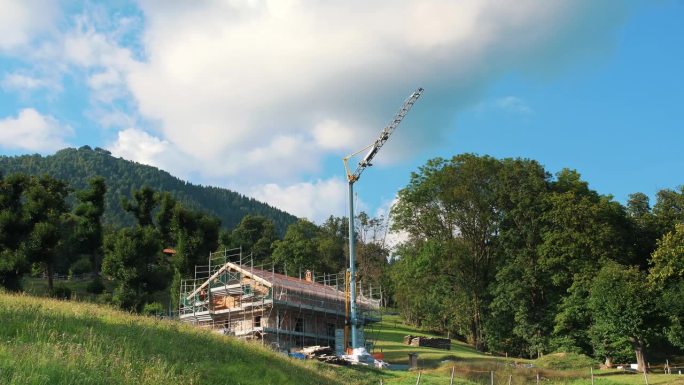 阿尔卑斯山的便携式快速组装建筑起重机。起重机:用于建筑目的的小型起重机