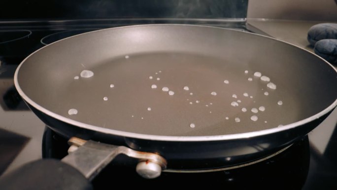 水溅到特氟龙锅上，蒸发得很快。特写镜头,静态的。Pfas的健康问题