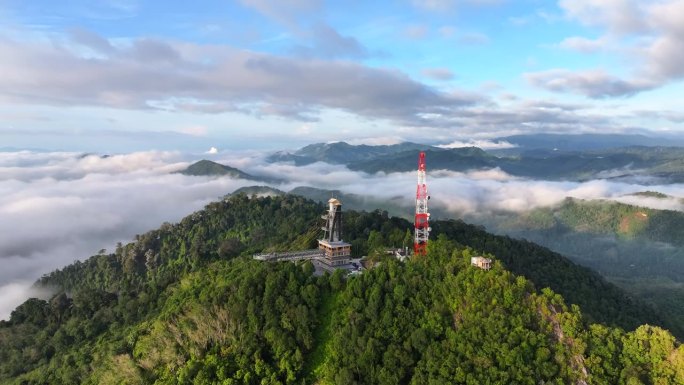 泰国雅拉省贝通市，Aiyerweng，亚洲最长的空中步道，早晨的空中无人机看到的雾海