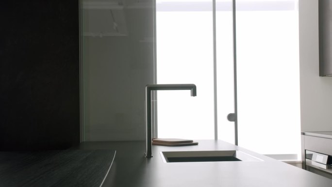 真正的公寓现代厨房房。极简主义的餐桌和现代的椅子