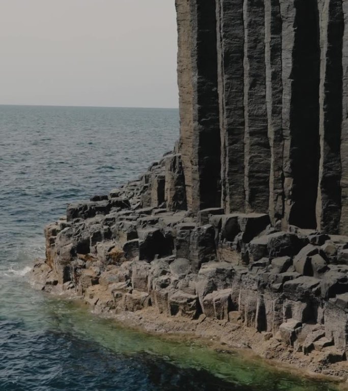 临海峭壁上的岩层手机竖拍竖屏大海海洋海边