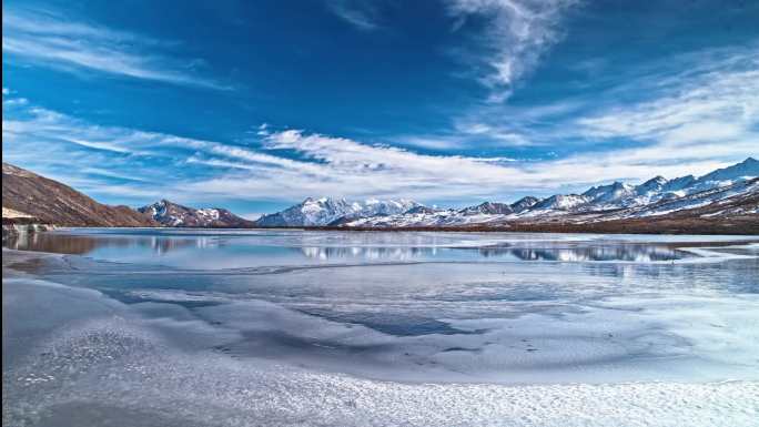 广角冬季雪山湖泊冰面云延时
