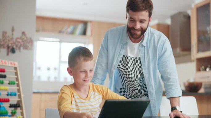 平板电脑，教育与父亲和儿子在做作业时击掌或在厨房边学习边教学。家教，学校和动机的一个年轻的男孩学生从