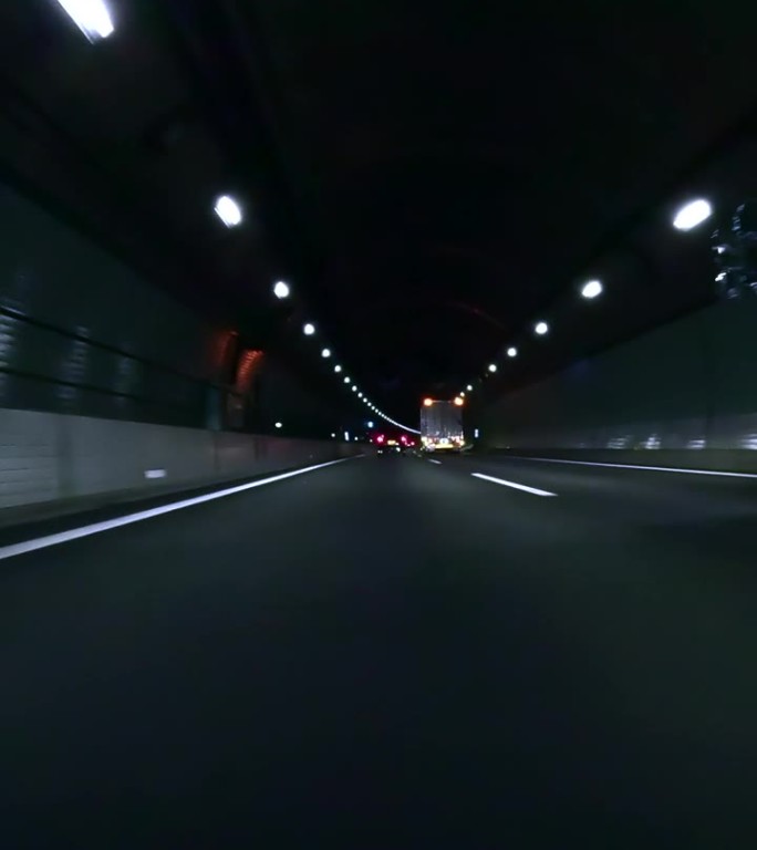 半夜开车穿过高速公路隧道