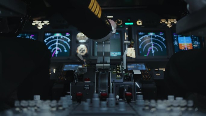航空飞行员座舱与引航飞机导航。飞行员的手握杆出发，并使用电脑关闭。飞行工业的人在飞行舱内驾驶飞行的飞