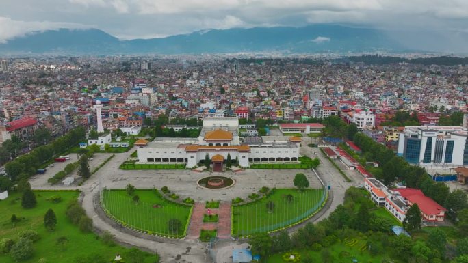 尼泊尔加德满都议会大厦。现代城市城市化，传统建筑，基础设施，绿化，花园，树木，天空，景观，美丽的城市