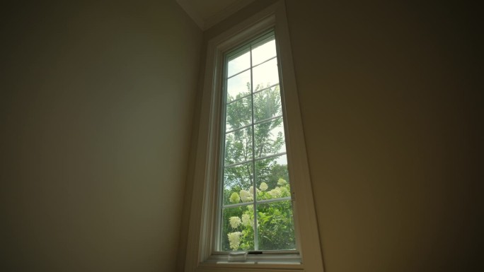 窗户和阳光透过窗户在家里。室内元素，移动镜头广角