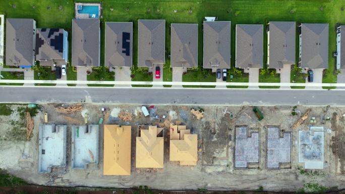 佛罗里达州正在建造的美国新家庭住宅的木制框架。美国住宅的发展