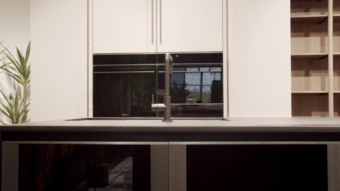 现代厨房房间与极简主义的餐桌。现代极简主义家居。