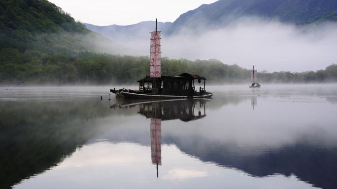 神农架大九湖一艘船在湖面唯美仙境 (1)