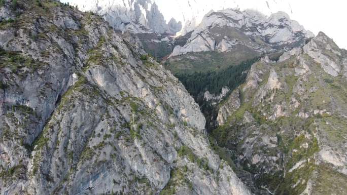 扎尕那山峰甘南藏区航拍雪山风景高山沟壑