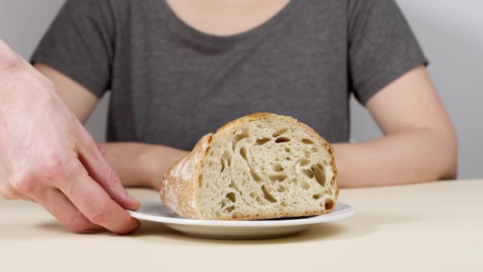 不吃白面包。对麸质过敏。