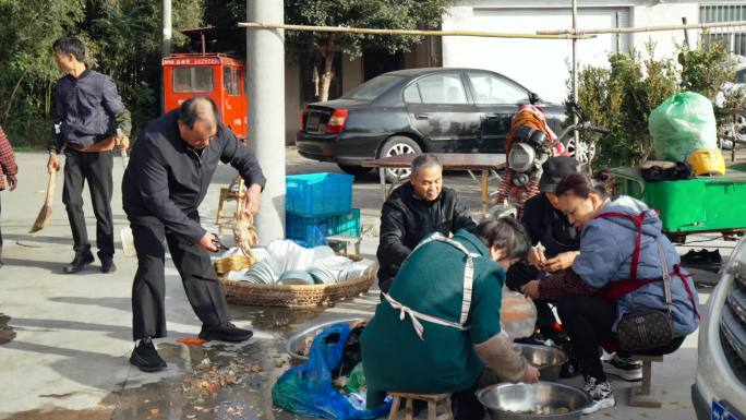 准备食材的人户外帮忙亲戚结婚