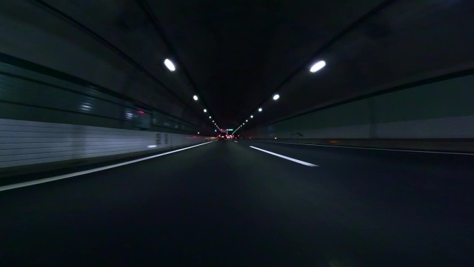 半夜开车穿过高速公路隧道