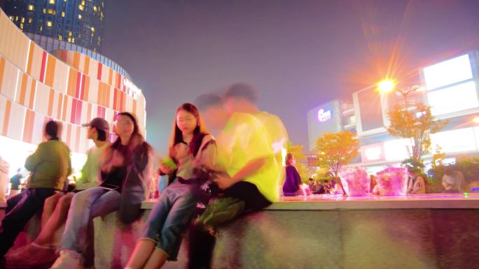 城市夜晚商场广场散步的人们人流延时夜景视