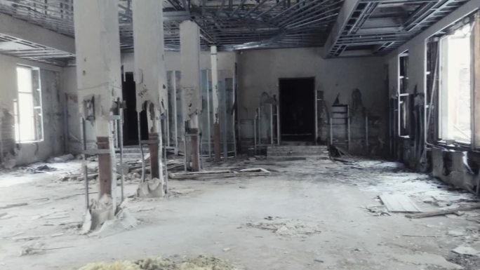 在建的废弃建筑。会议设施在未建成的房子里。大楼部分被大火烧毁