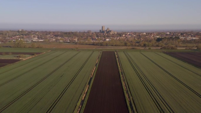 航拍图显示英国剑桥郡农村的农田。伊利大教堂背景是圣公会教堂