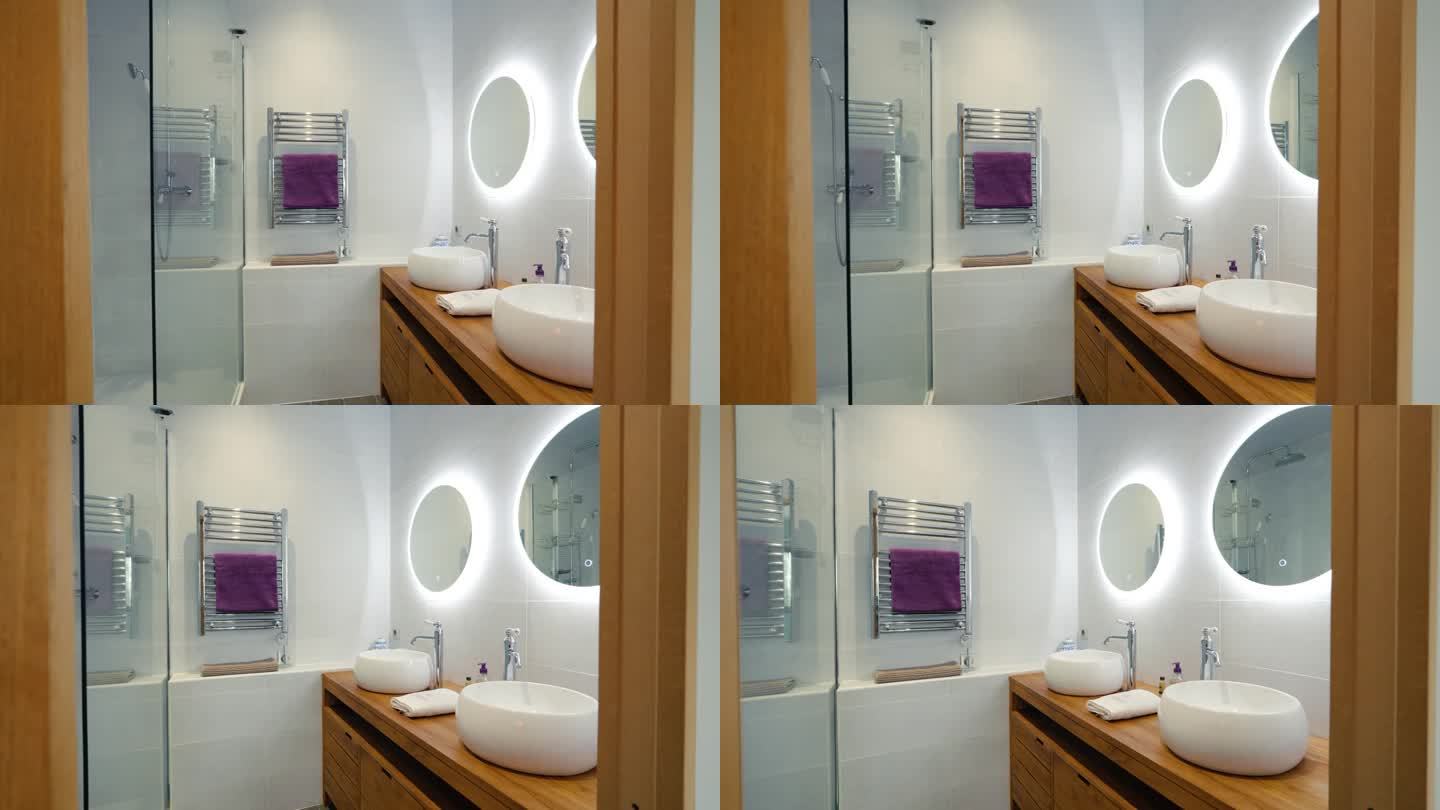 现代设计的2人浴室，镜子后面的led灯和木盆。