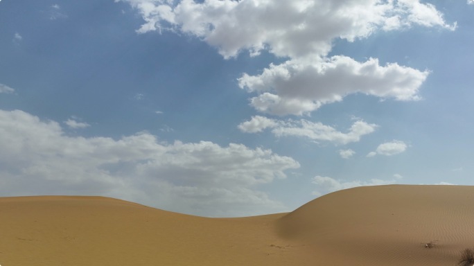 风吹沙漠漫天黄沙沙尘暴流沙