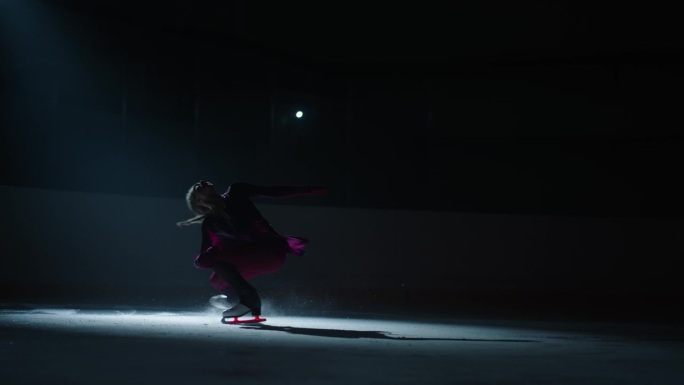 花样滑冰运动，优雅的女人在夜间空冰场排练，慢动作镜头