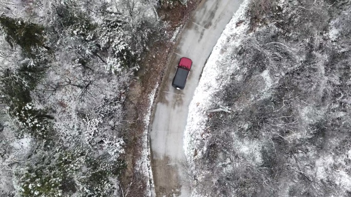 4k航拍越野车山路雪地行驶