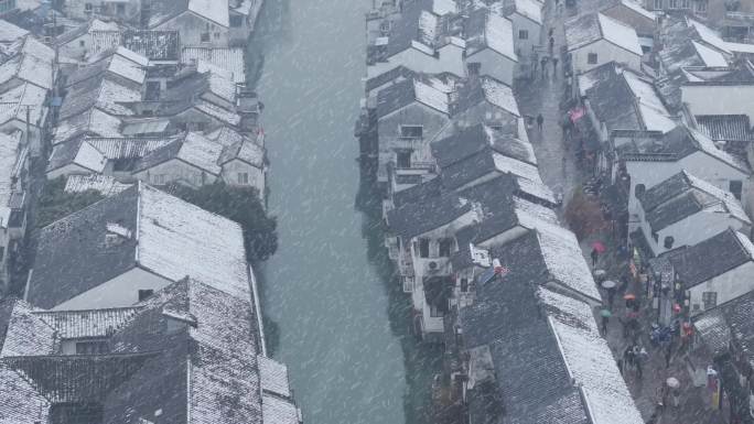 航拍苏州姑苏山塘街冬天大雪，唯美雪景飘雪