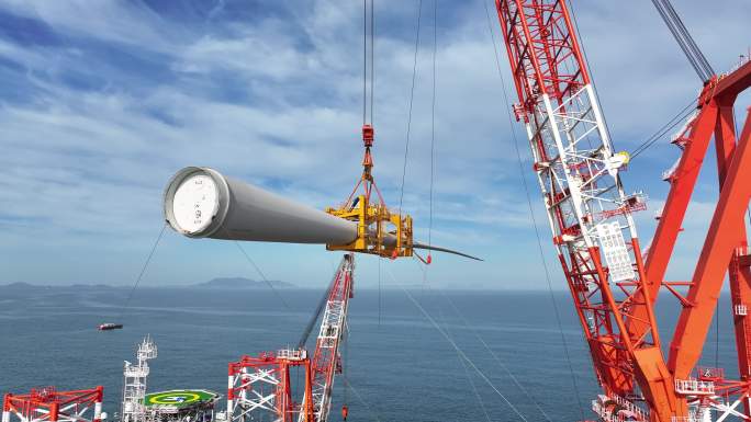 全球首台超大容量海上风电机组吊装