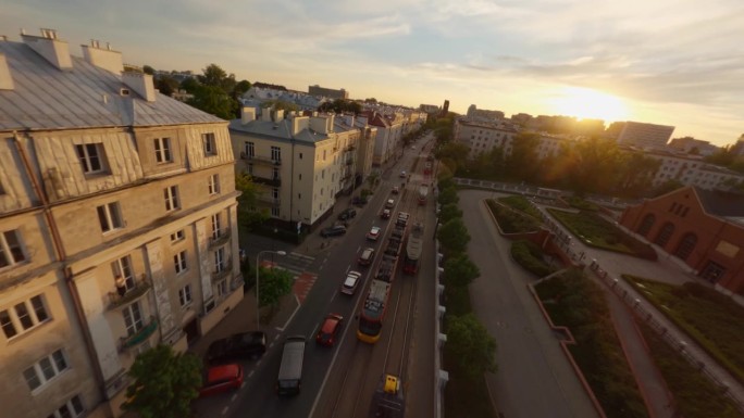 在现代城市华沙，无人机在繁忙的街道上穿行，街道上有汽车和有轨电车。夕阳下的古今建筑