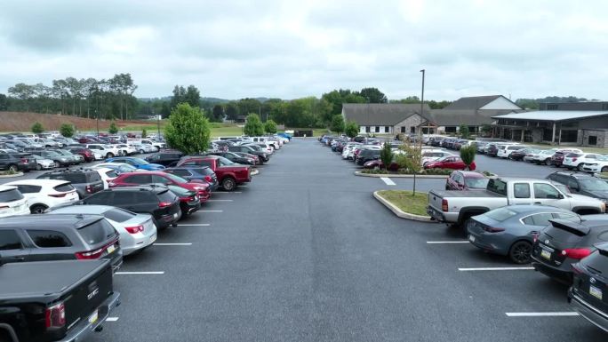 在美国的大型教堂停车场，停车场已满。空中上升的照片显示成排的汽车停满了。