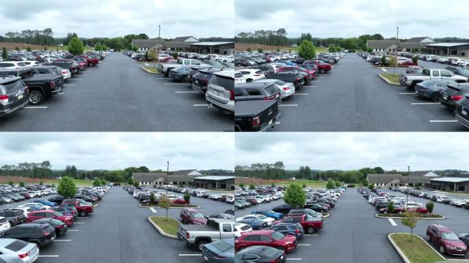 在美国的大型教堂停车场，停车场已满。空中上升的照片显示成排的汽车停满了。