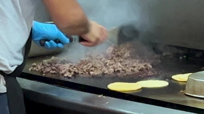 厨师在墨西哥餐厅做牛排玉米饼