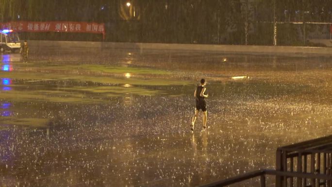 雨中跑步 下雨天奔跑 淋雨跑步