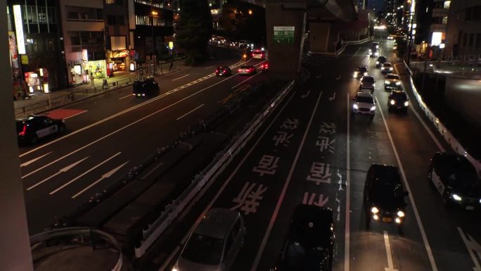 东京，日本:夜间街道交通的延时拍摄。