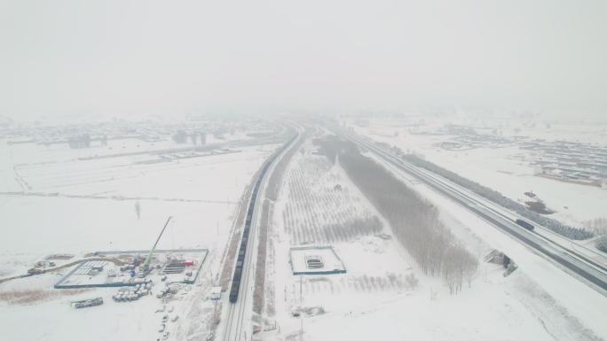 内蒙雪景铁路货运