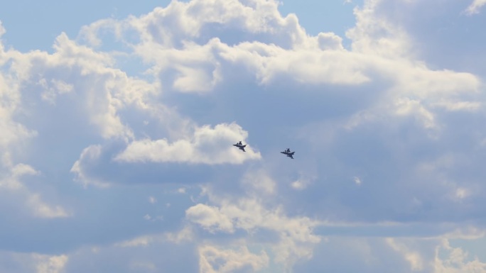 霍辛，捷克共和国- 2023年9月2日:两架捷克军用JAS 39“鹰狮”飞机在多云的天空中飞行