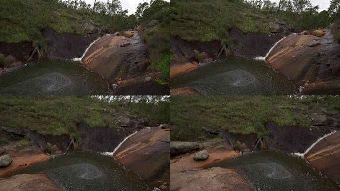 从马里纳普瀑布的广角镜头拍下了汇入河流的水池。