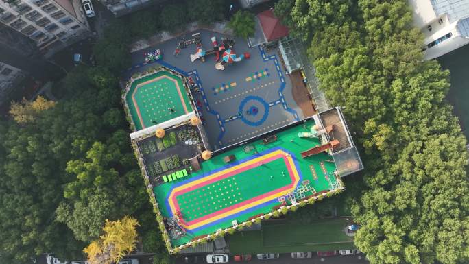 航拍城市社区幼儿园托幼中心屋顶操场运动