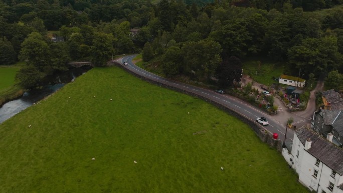 航拍的汽车行驶在乡村道路在美丽的绿色风景在英国