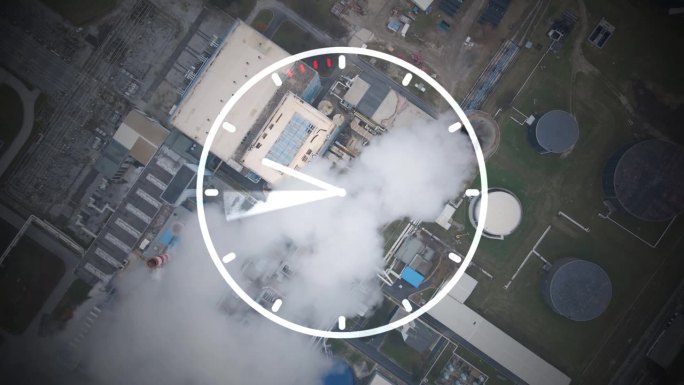 时间减少二氧化碳排放，时钟覆盖与冒烟的烟囱背景