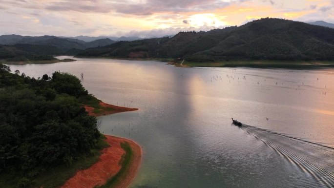 Bang Lang Dam是泰国南部第一座多用途水坝，位于泰国南部雅拉省Pattani河上