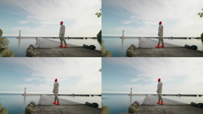 清晨，穿着胶靴的孤独渔夫独自站在海湾的旧木码头上