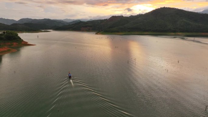 Bang Lang Dam是泰国南部第一座多用途水坝，位于泰国南部雅拉省Pattani河上