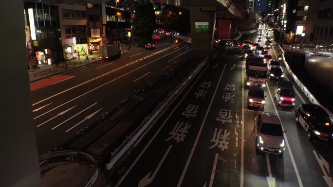 东京，日本:夜间街道交通的延时拍摄。