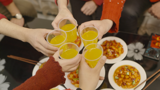 全家人过年新春佳节喝酒碰杯干杯庆祝