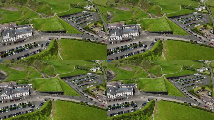 鸟瞰位于北爱尔兰安特里姆北海岸的巨人堤道游客中心的草屋顶
