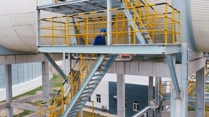 电力电厂工人巡检高空作业安检生产能源保供