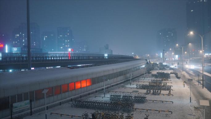 北京雪夜街景，路灯天桥地铁，行人，外卖