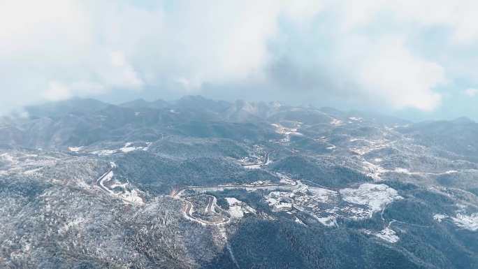无人机航拍大山雪景
