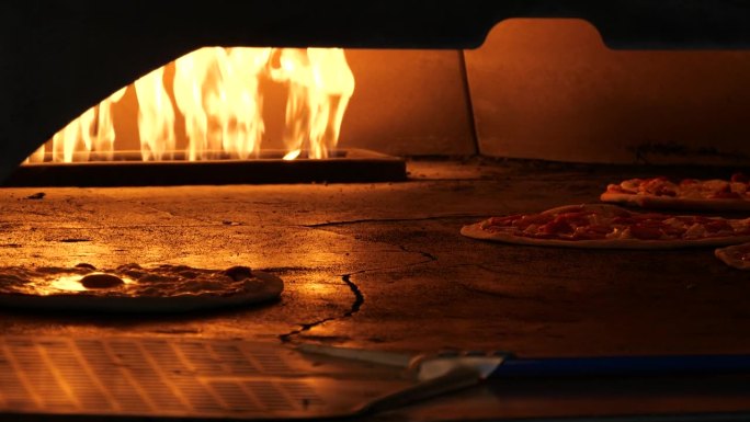 一块披萨正在石炉里烤着