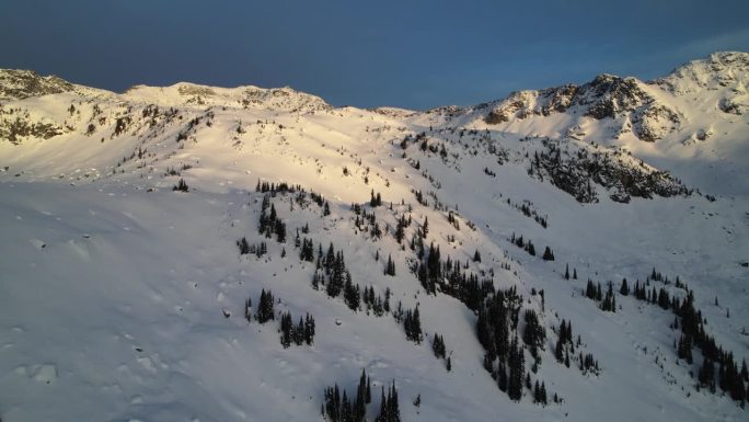 无人机拍摄的冬季高山景观